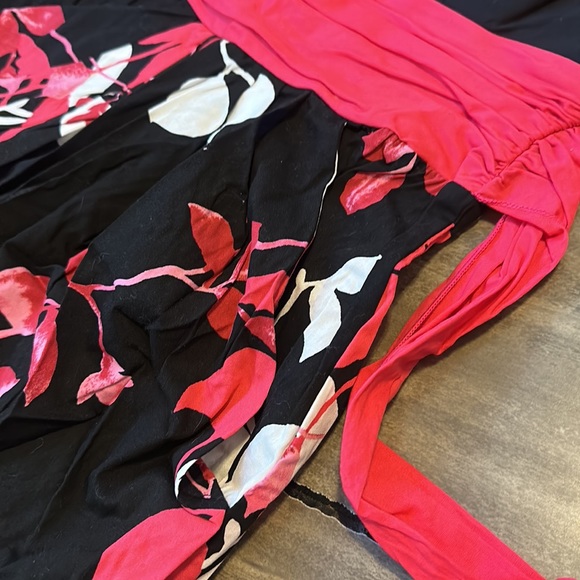 Speechless - Strapless Black / Hot Pink Floral Dress- Has Pockets and Bow Back - Picture 2 of 6